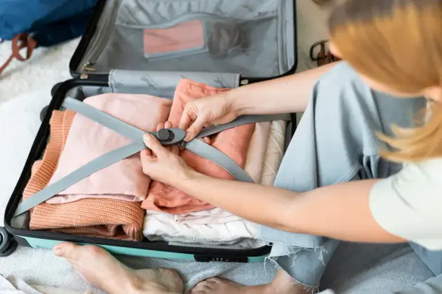 Składanie ubrań do walizki: Maksymalna przestrzeń, zero zagnieceń!