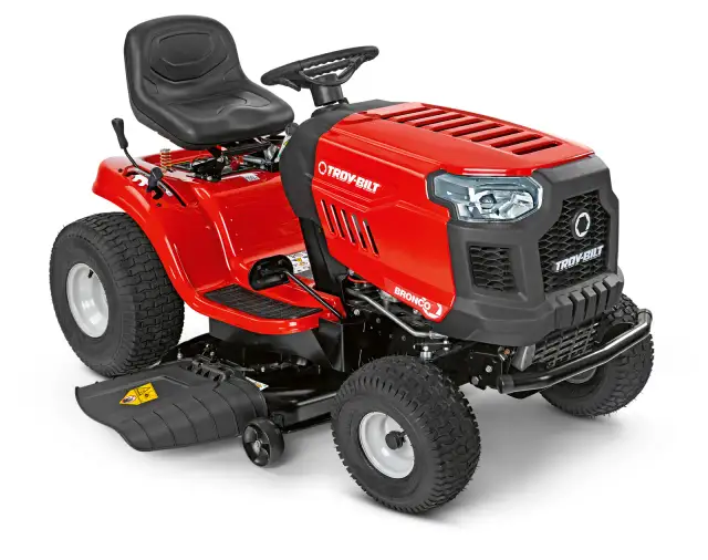 Czy traktorkiem kosiarką można jeździć po chodniku? Sprawdź przepisy!