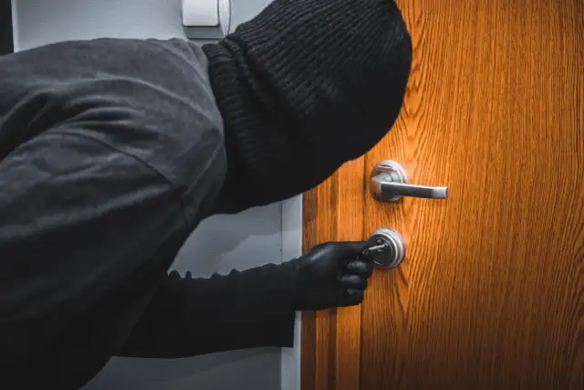 Jak złodzieje oznaczają mieszkania w bloku i jak się chronić przed tym