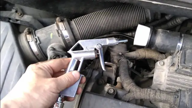 Lewe powietrze w silniku objawy – jak je rozpoznać i uniknąć problemów