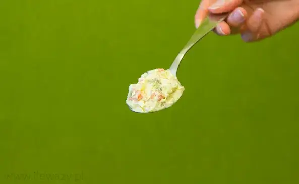 Sałatka jarzynowa: ile waży porcja? Kalorie i jak ją odchudzić!