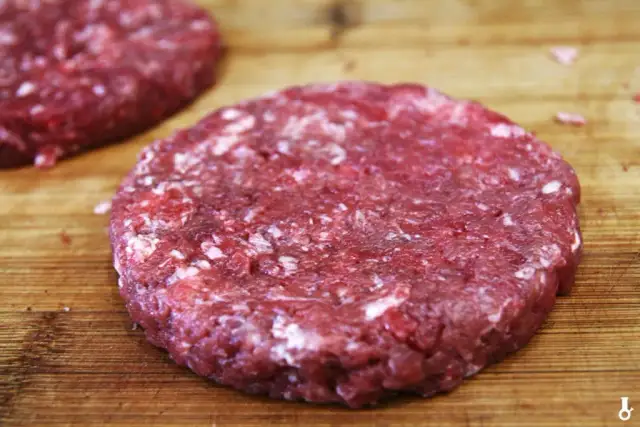 Jak usmażyć soczyste burgery? Uniknij błędów, poznaj sekrety!