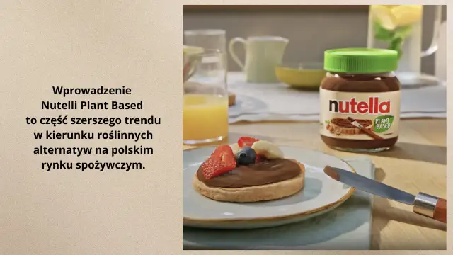 Słoik Nutelli Plant Based i tost z owocami. Czy nutella jest wegańska? Ta wersja jest roślinna, wpisuje się w trend alternatyw na rynku.