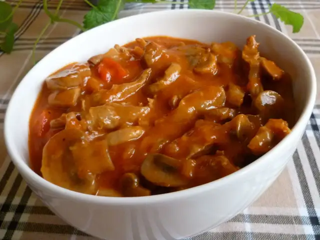 Gulasz z żołądków drobiowych: jak zrobić miękki i pyszny?