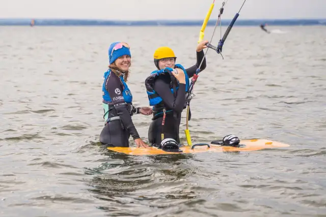 Jak zacząć kitesurfing? Kursy, sprzęt, spoty bezpieczny start.