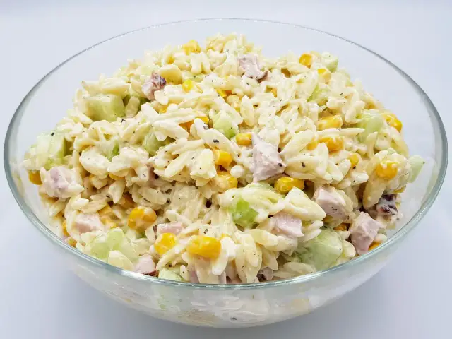 Sałatka z makaronem orzo: Przepisy i sekret sypkiego makaronu