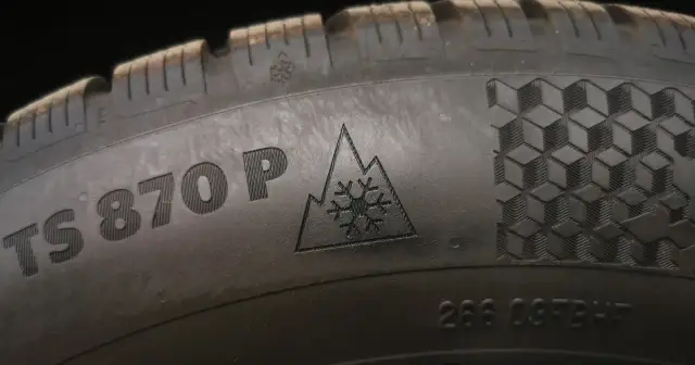 Symbol góry ze śnieżynką to znak, jak rozpoznać opony zimowe. Opona TS870P z oznaczeniem 3PMSF.