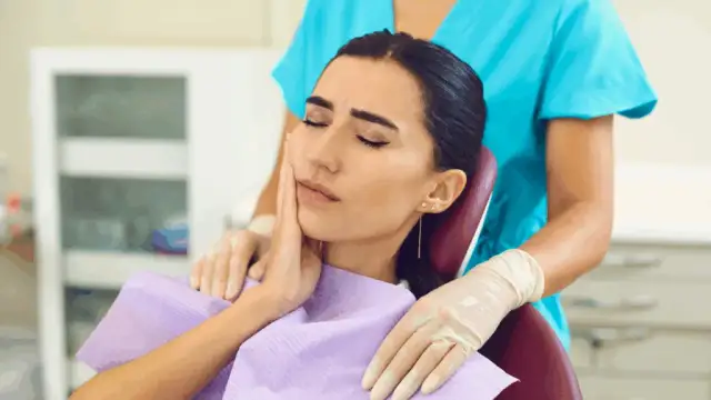 Ból zęba promieniuje do ucha? Szybka ulga i kiedy do dentysty