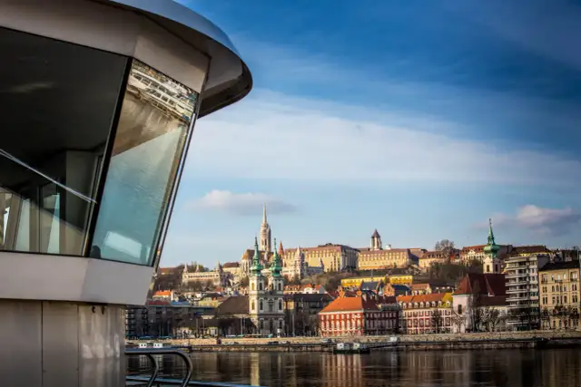 Widok z nowoczesnego statku na panoramę Budapesztu. Rozpoczynamy rejs Dunajem do Morza Czarnego.