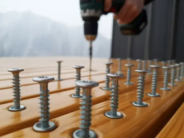 Jakie wkręty do legarów wybrać, by uniknąć problemów z montażem?