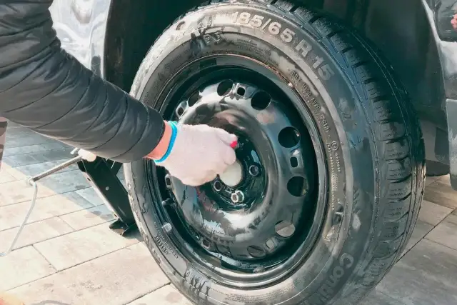 Kiedy zmieniać opony na letnie? Zasada 7°C i przepisy w Polsce