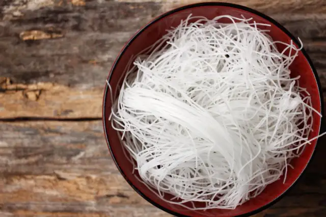 Czy makaron ryżowy jest dietetyczny? Odkryj jego ukryte wady i zalety