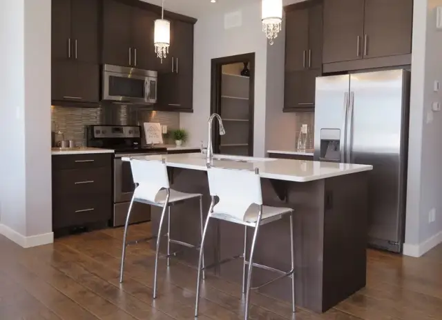 Ciemna podłoga w kuchni jakie meble wybrać, aby uniknąć ciężkości