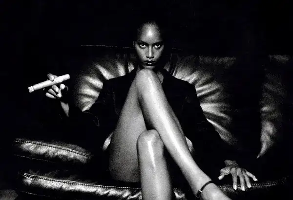 Jak Helmut Newton zrewolucjonizował fotografię? Analiza