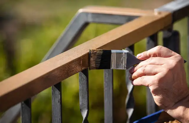 Skuteczne sposoby na to, czym wyczyścić metalowe ogrodzenie