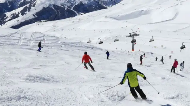 Narty na Jurze: Stoki, ceny i praktyczny przewodnik po zimowej zabawie