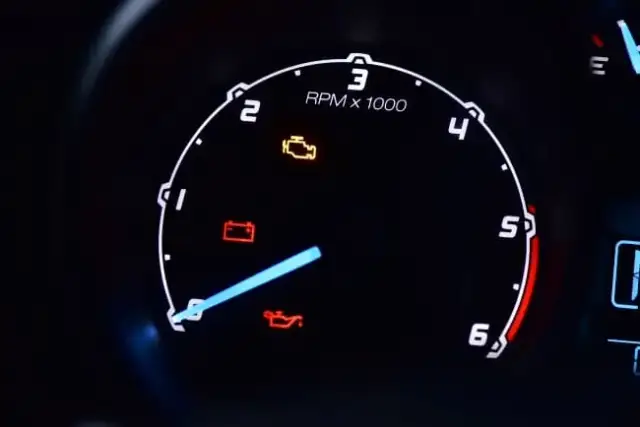 Niskie ciśnienie oleju w silniku – objawy, które mogą zrujnować silnik