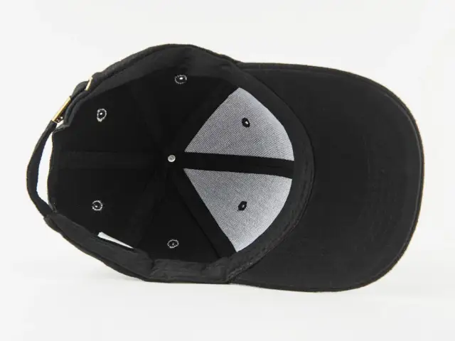 Czapka z daszkiem z potu? Wypierz ją bezpiecznie i bez deformacji!