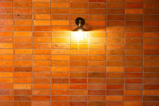 Oświetlenie ściany z cegły: Jak wydobyć jej urok i nastrój?
