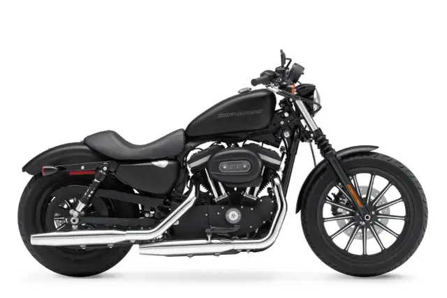 Czarny Harley-Davidson Sportster 883. Zastanawiasz się, jaki chopper jest najmniej awaryjny? Ten model to solidny wybór.