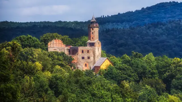 Zagórze Śląskie: Zamek Grodno, Jezioro i Szlaki - Twój Przewodnik