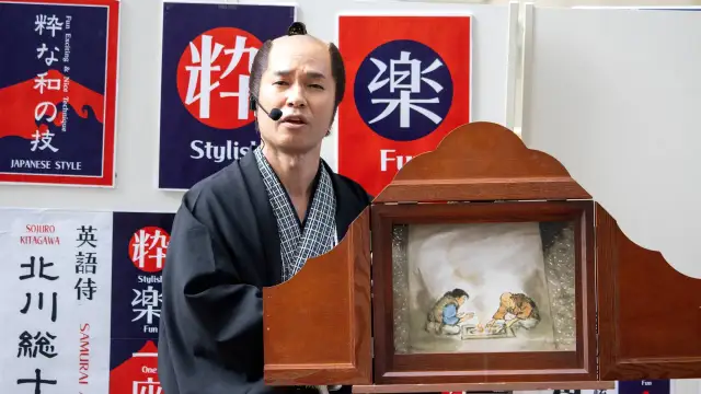 Japoński artysta opowiada historię za pomocą kamishibai, prezentując scenkę z życia w stylu lean.