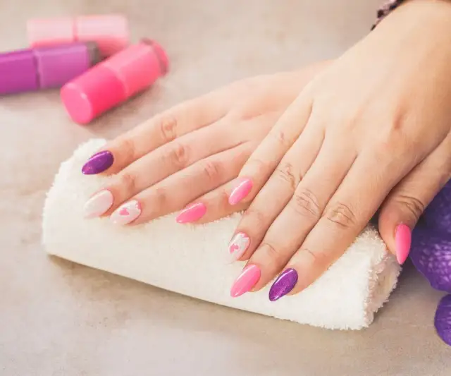 Manicure w ciąży: Piękne paznokcie bez obaw? Poznaj fakty