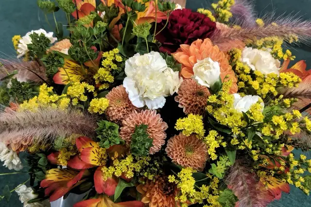 Jak udekorować chryzantemy w doniczce na cmentarz, aby były piękne