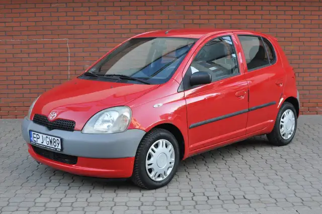 Czerwony Toyota Yaris 1.0, idealny do miasta. Zastanawiasz się, toyota yaris 1.0 ile oleju potrzebuje?