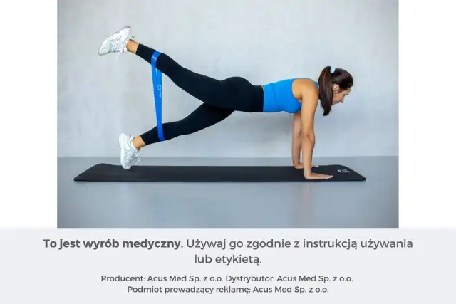 Kobieta wykonuje ćwiczenie z gumą oporową na nogi. To świetny przykład, jakie gumy do ćwiczeń dla początkujących mogą być używane do wzmocnienia mięśni.
