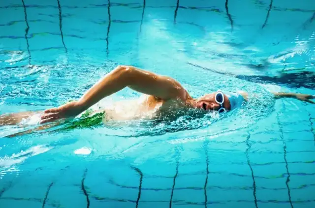 Jakie są style pływania i jak je opanować, by pływać lepiej?