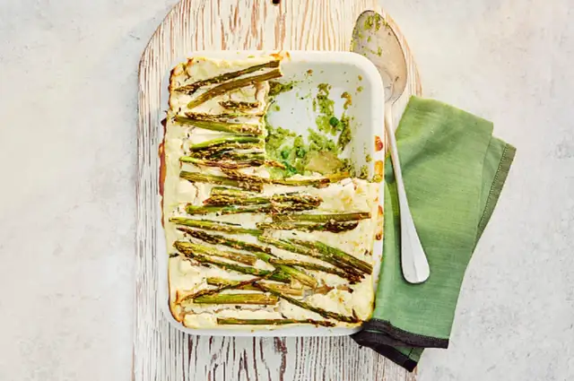 Proste przepisy na zapiekankę ze szparagami, które zachwycą każdego