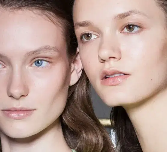 Makijaż a cera: Czy naprawdę szkodzi? Zmień nawyki, nie pasję!