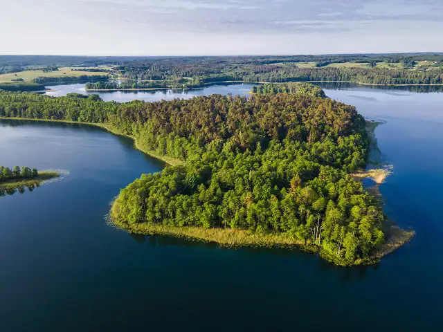 Jezioro Pluszne: Perła Warmii? Odkryj spokój i aktywne atrakcje!
