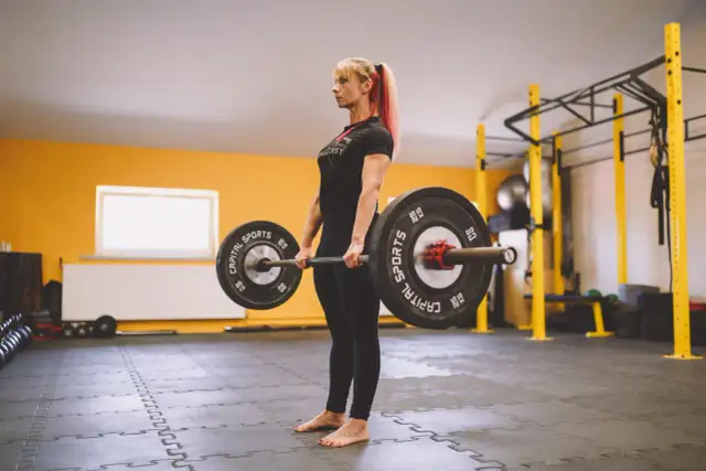 Trening siłowy co to? Odkryj korzyści i podstawy tej aktywności