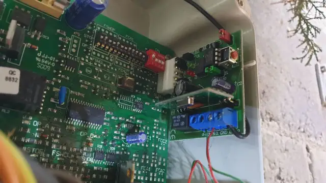 Jak podłączyć antenę do napędu bramy FAAC 740 - uniknij problemów z sygnałem