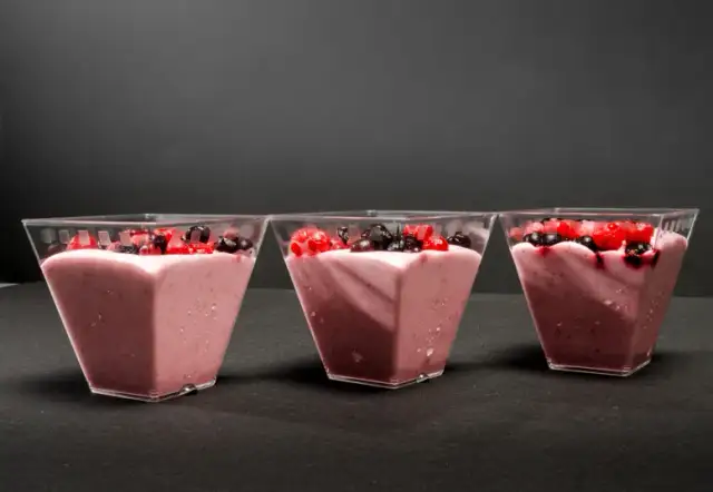 Jak zrobić piankę z galaretki i jogurtu? Sekret puszystości!