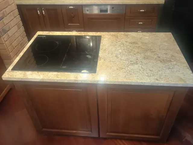 Ile kosztuje blat kamienny? Sprawdź ceny i ukryte koszty montażu