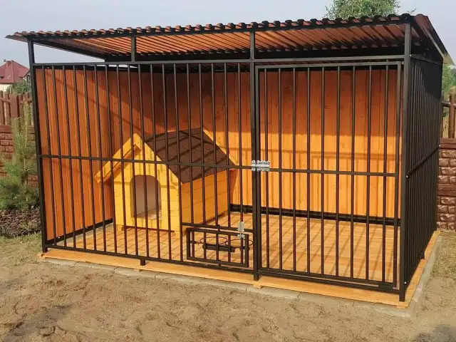 Czym wyłożyć kojec dla psa, aby zapewnić mu komfort i trwałość?