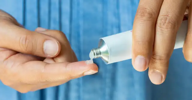 Apteczne hity na zmarszczki: Skuteczne dermokosmetyki i składniki