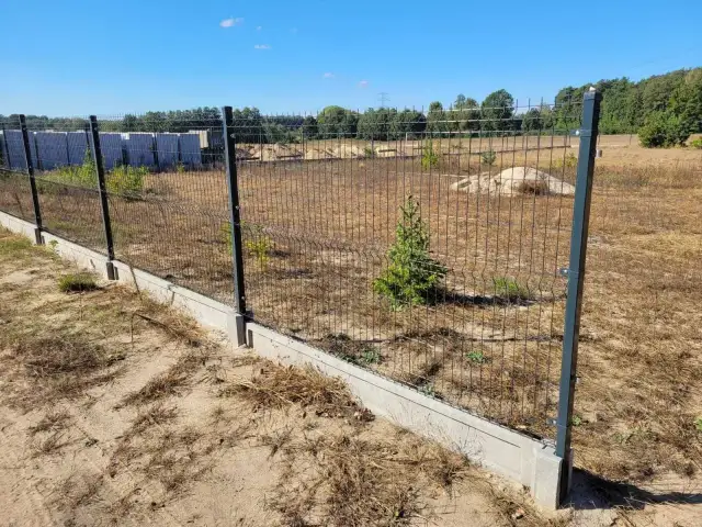 Ogrodzenie panelowe fi 4 czy fi 5 - które wybrać, aby zaoszczędzić?