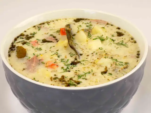 Z czym zupa ogórkowa smakuje najlepiej? Odkryj idealne dodatki