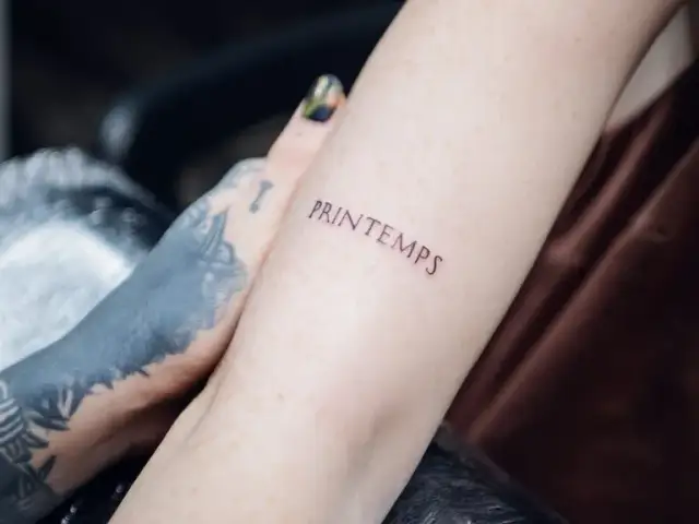 Ile kosztuje tatuaż cytat? Poznaj ceny i ukryte wydatki