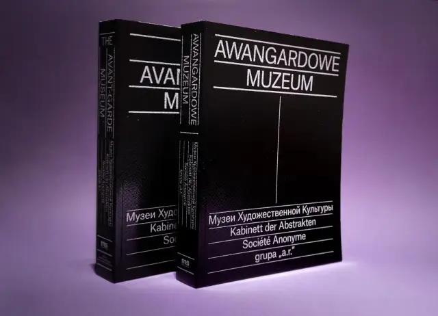 Dwie czarne książki z białymi napisami: "Avant-Garde Museum" i "Awangardowe Muzeum". W tle fioletowe.