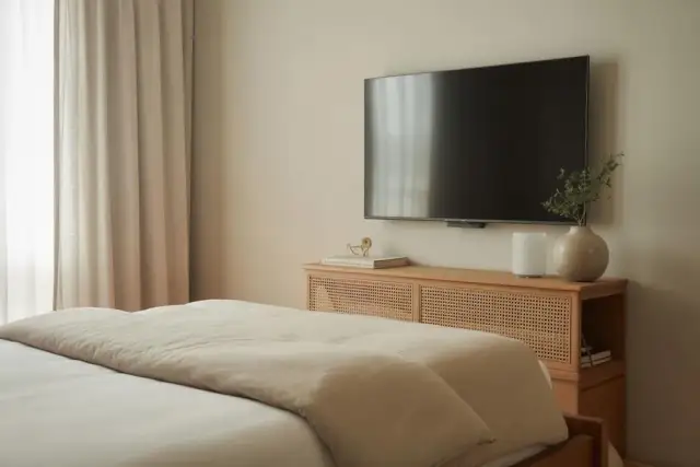 Telewizor w sypialni: Jaka wysokość dla komfortu i zdrowia?