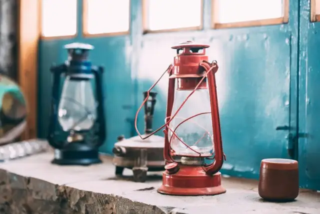 Kiedy powstała lampa naftowa? Odkryj jej fascynującą historię