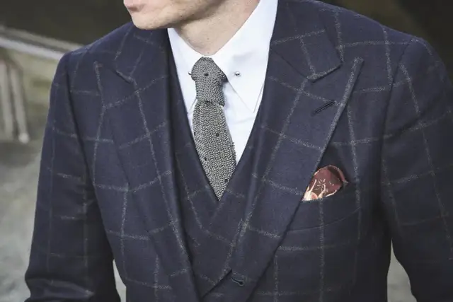 Jaką koszulę dobrać do srebrnego krawata: 5 sprawdzonych stylizacji