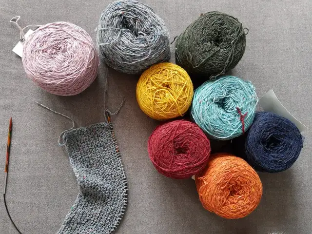 Jak zrobić dwukolorowy szalik na drutach - proste kroki dla każdego