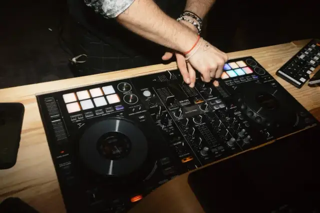 DJ na imprezę 2026: Ile kosztuje? Poznaj cennik i uniknij pułapek.