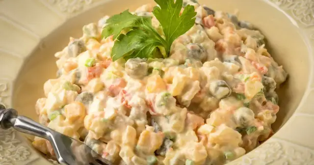 Ile sałatka może stać w lodówce? Sprawdź, by uniknąć zepsucia